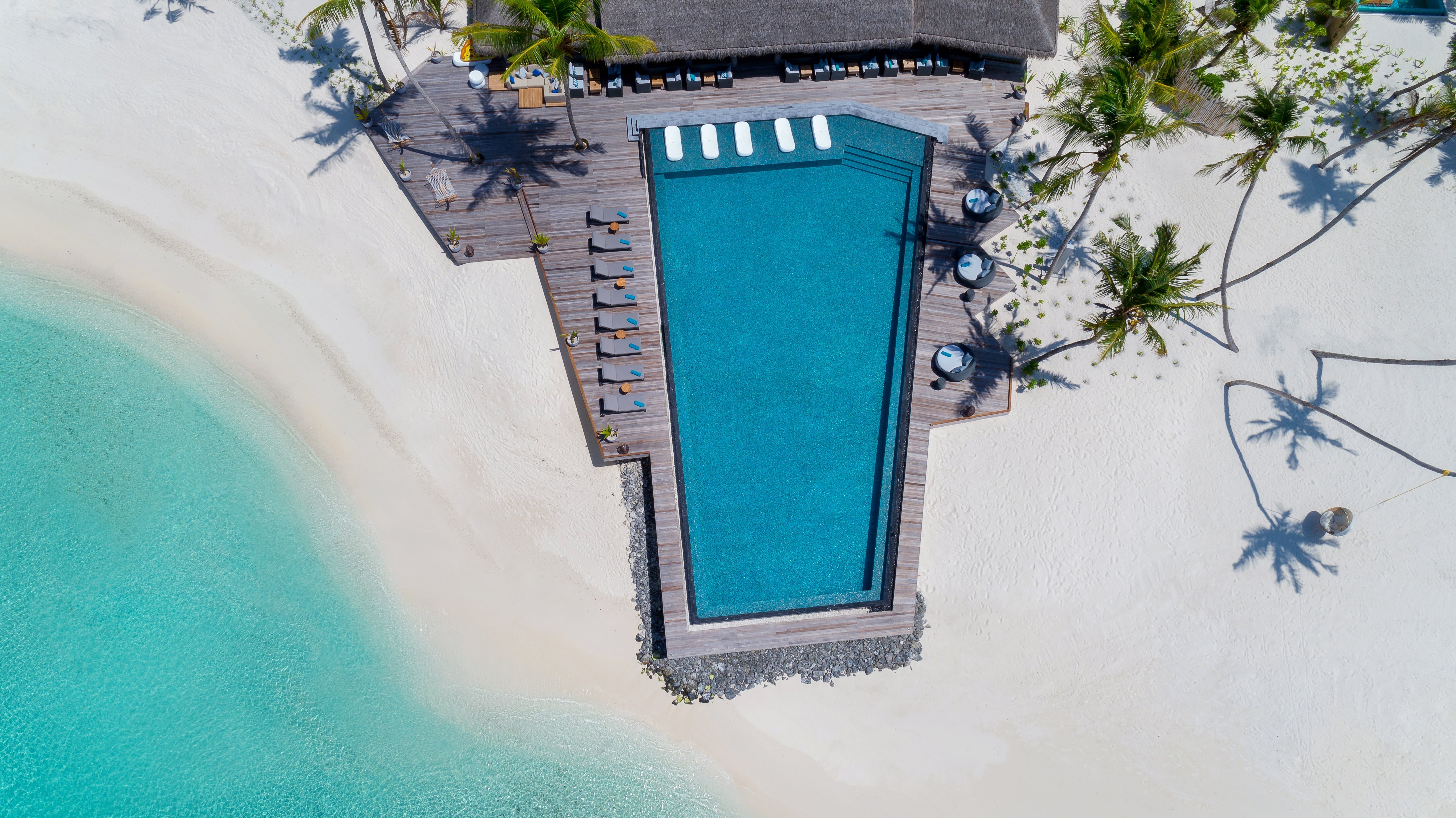 Welche Poolfliesen erzeugen welche Wasserfarbe? Glasmosaik für Türkis, Blau, Grün und dunkle Pools