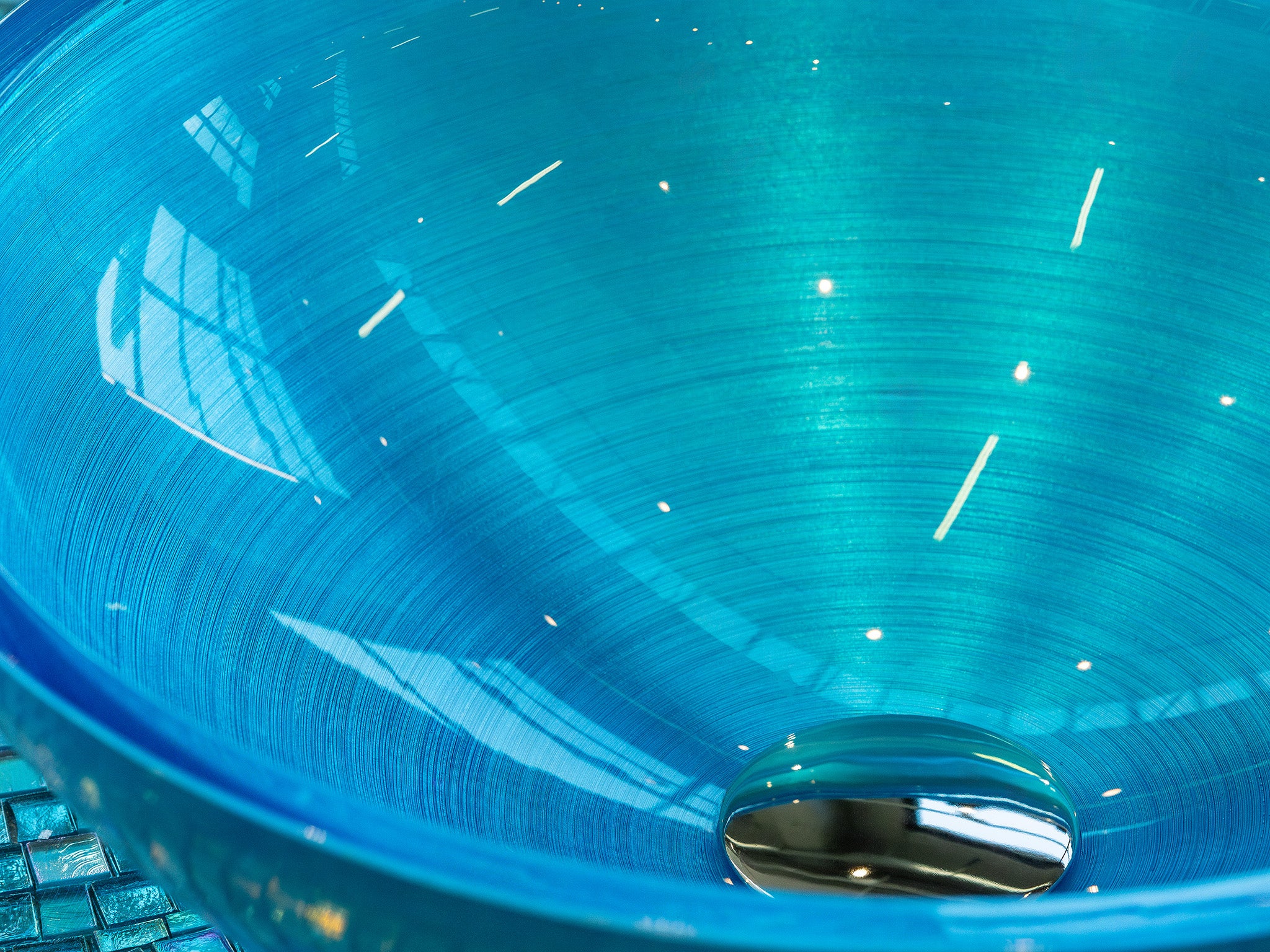 Round premium glass basin in Turquoise. Fluted interior finish, Italian craftsmanship, available in the Tiamont online boutique for refined bathroom furniture.