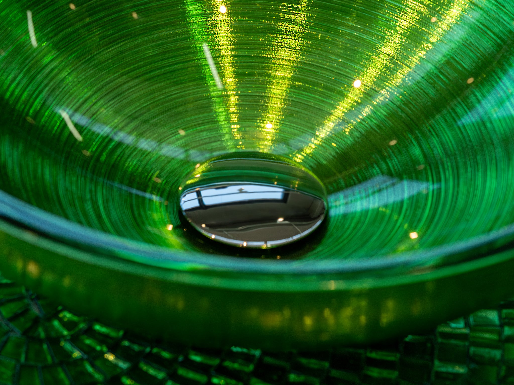 Round premium glass basin in Emerald Green. Fluted interior finish, Italian craftsmanship by Sicis, available in the Tiamont online boutique.