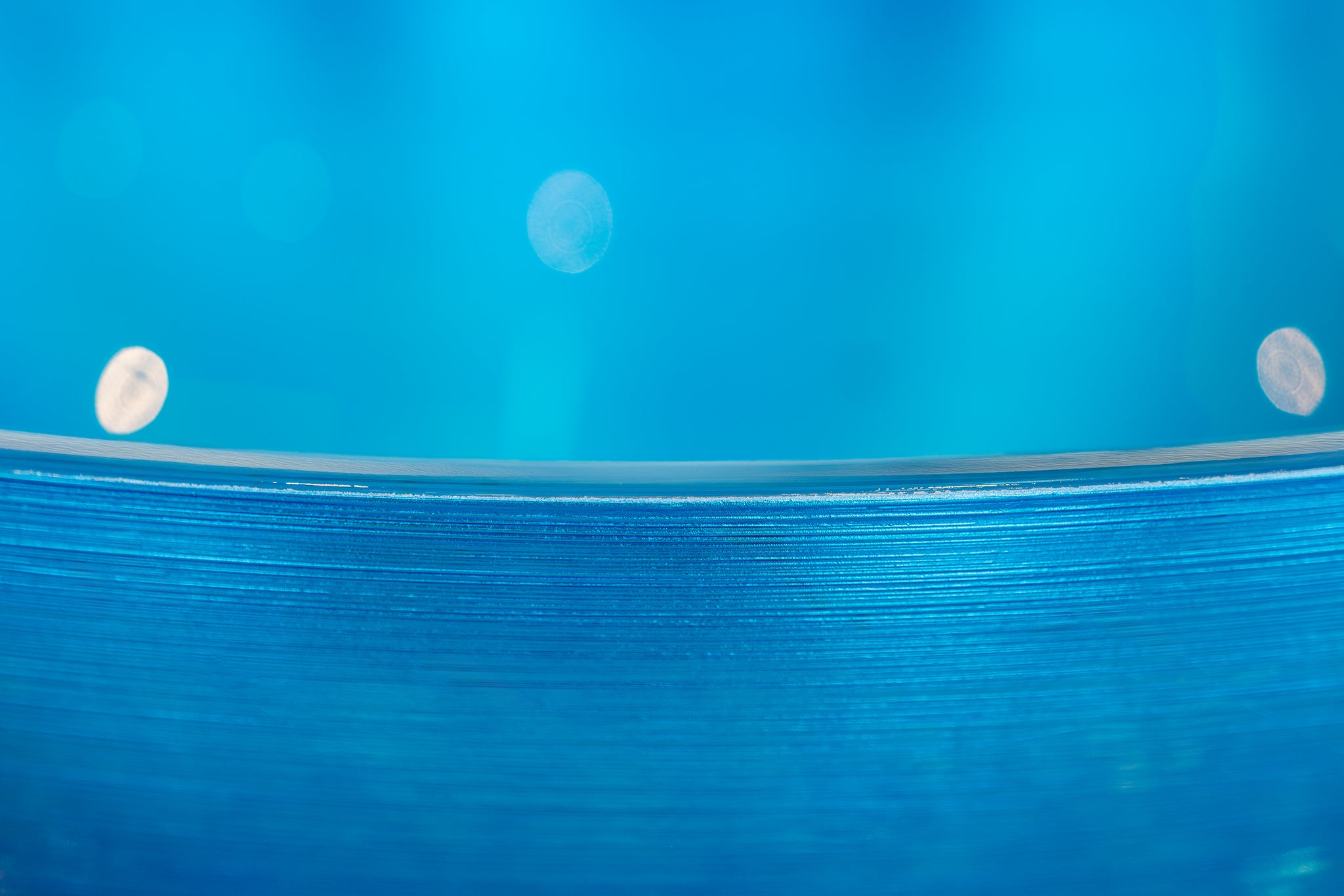Round premium glass basin in Turquoise. Fluted interior finish, Italian craftsmanship down to the smallest detail, available in the Tiamont online boutique for refined bathroom furniture.