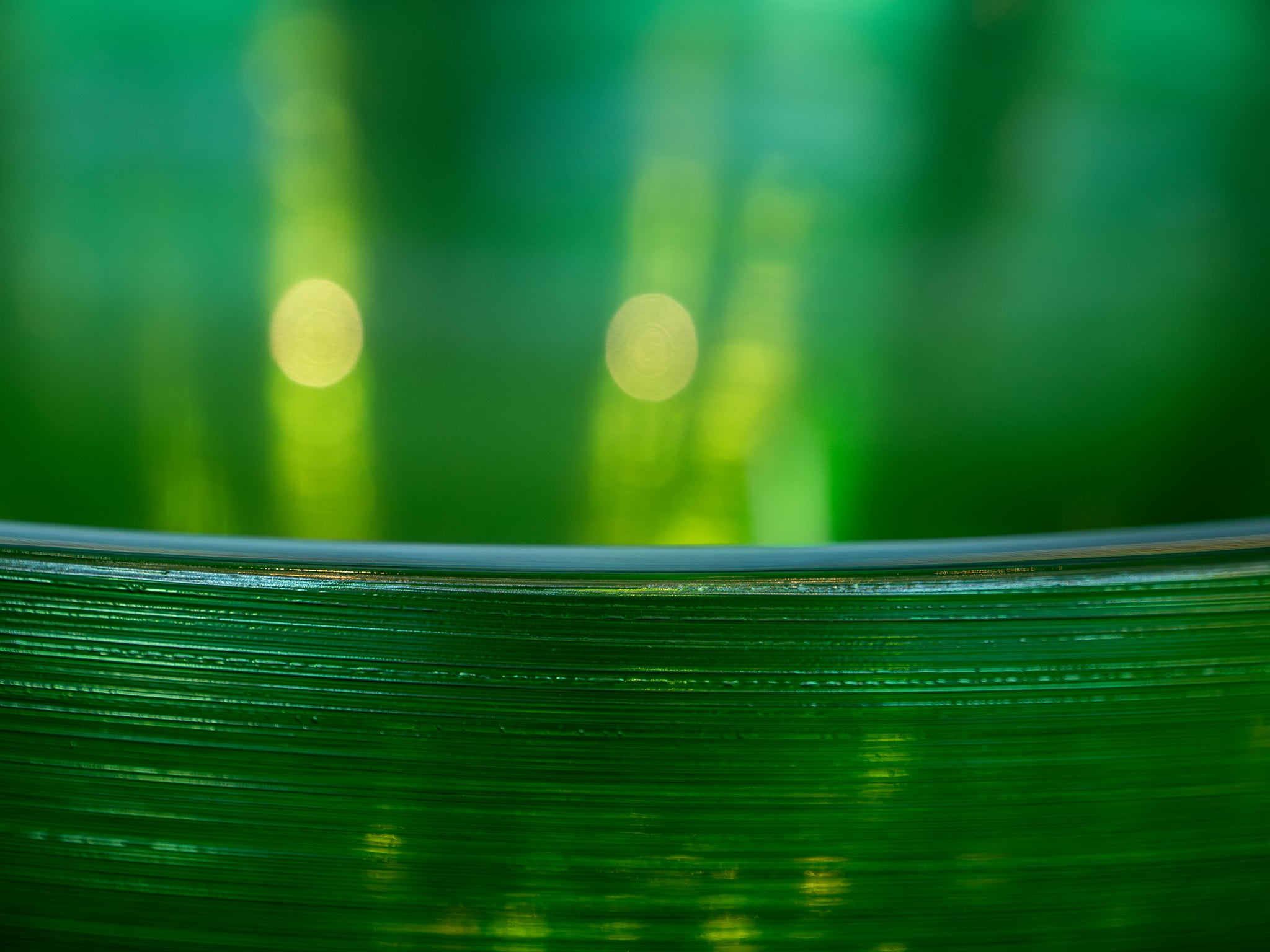 Round premium glass basin in Emerald Green. Fluted interior finish, Italian craftsmanship down to the smallest detail, available in the Tiamont online boutique for refined bathroom furniture.