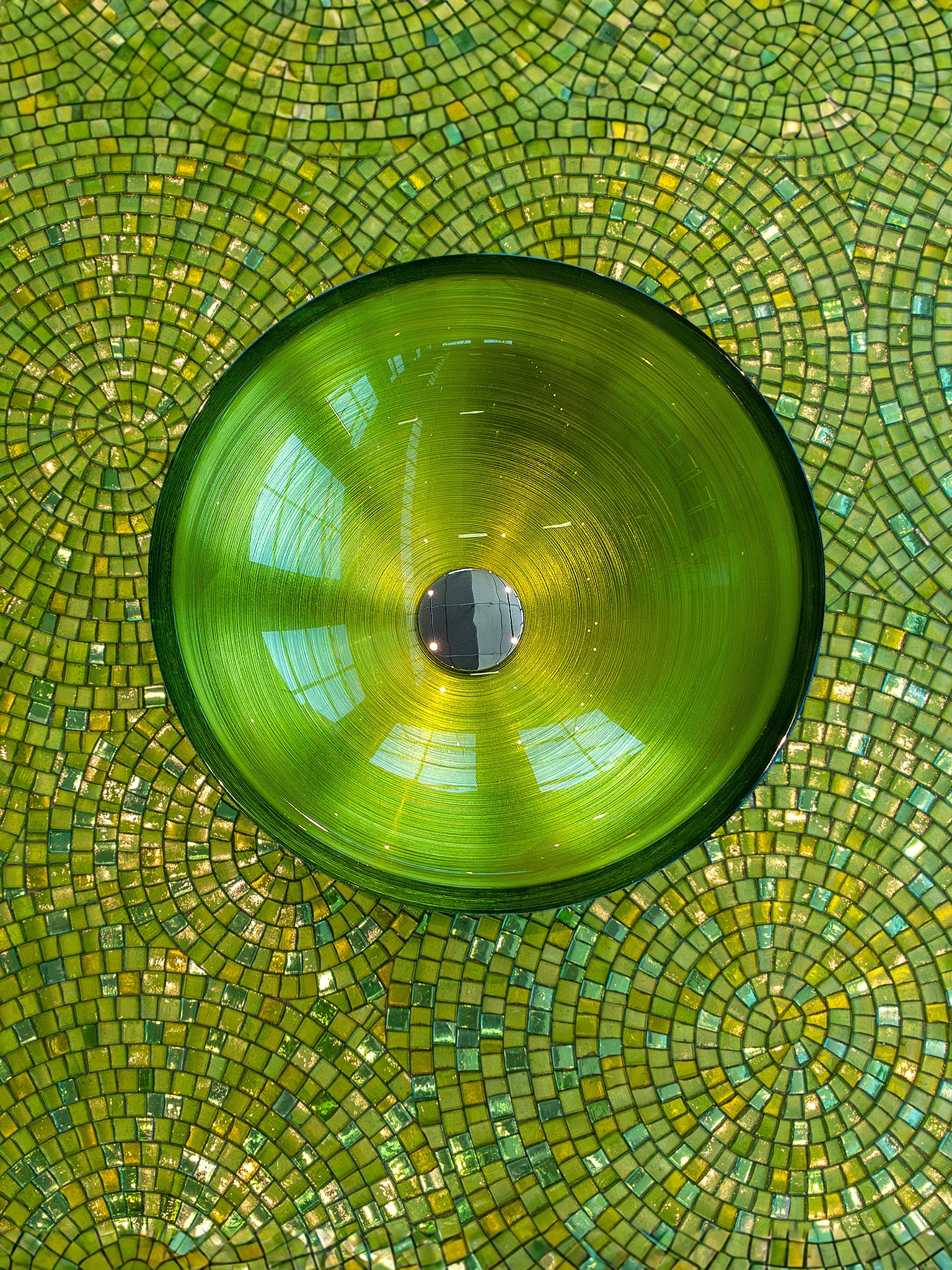 Round premium glass basin in Green. Together with the matching glass mosaics of Italian craftsmanship by Sicis, available in the Tiamont online boutique for refined bathroom furniture.