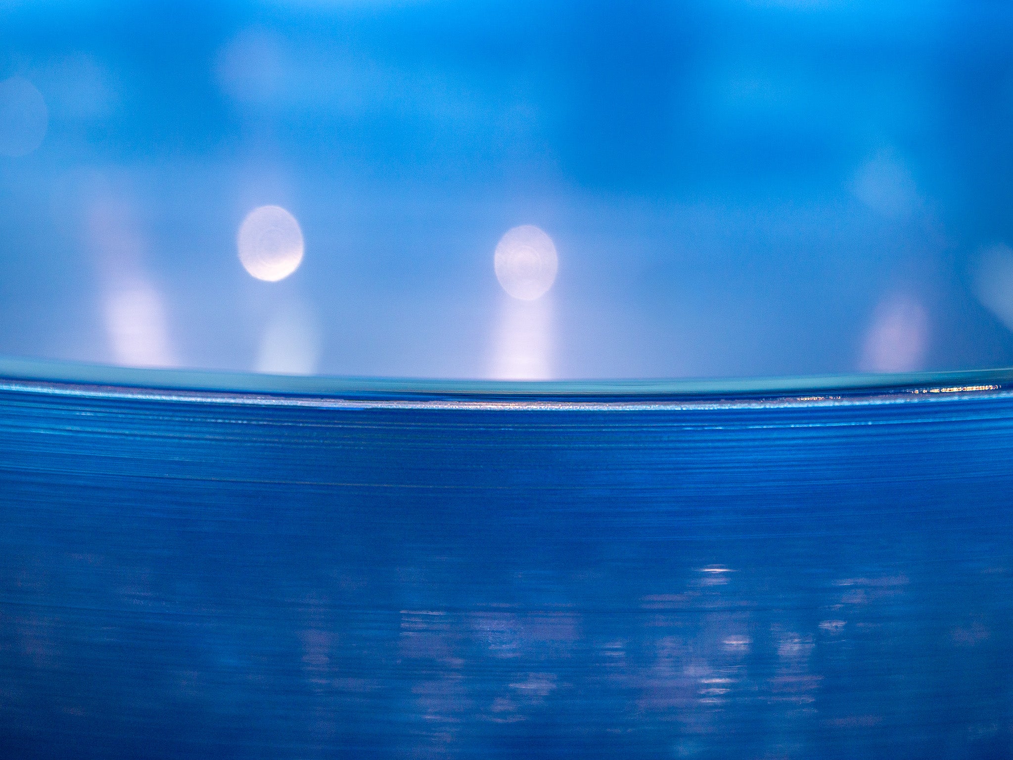 Round premium glass basin in Blue. With a fluted interior finish, Italian craftsmanship down to the smallest detail, available in the Tiamont online boutique for refined bathroom furniture.