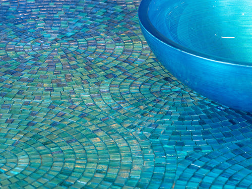 Round Doh glass basin in Turquoise with matching glass mosaics from the Colibrí collection by Sicis