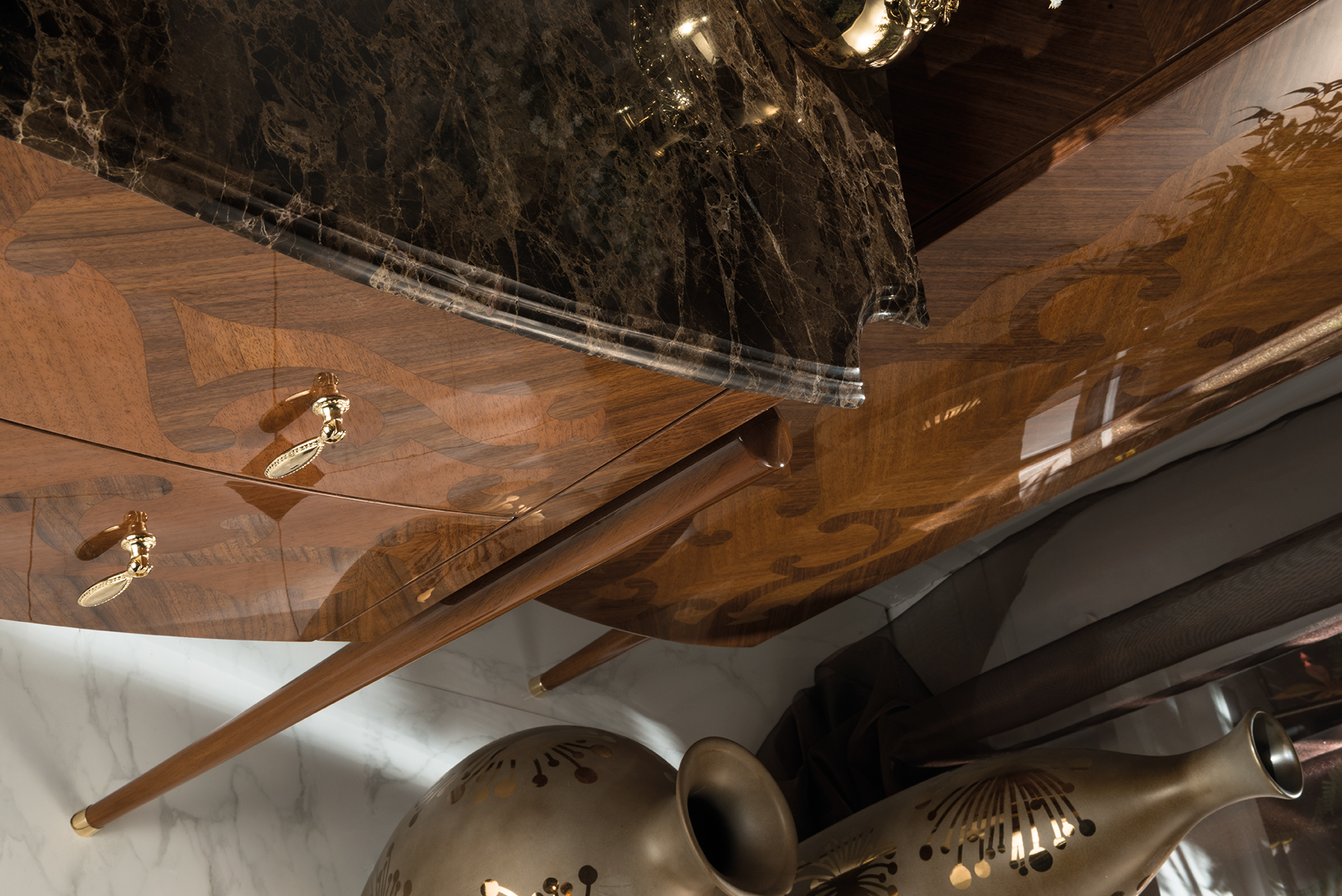 In our new blog article you will learn everything about cleaning marble surfaces effectively. Find out how to remove water marks, limescale marks, stains and rust stains from marble, even with simple household remedies. Please note: avoid using glass cleaners, as they can damage marble. Our tips will help you keep your marble tops sparkling clean. Bathroom furniture with marble at Tiamont.