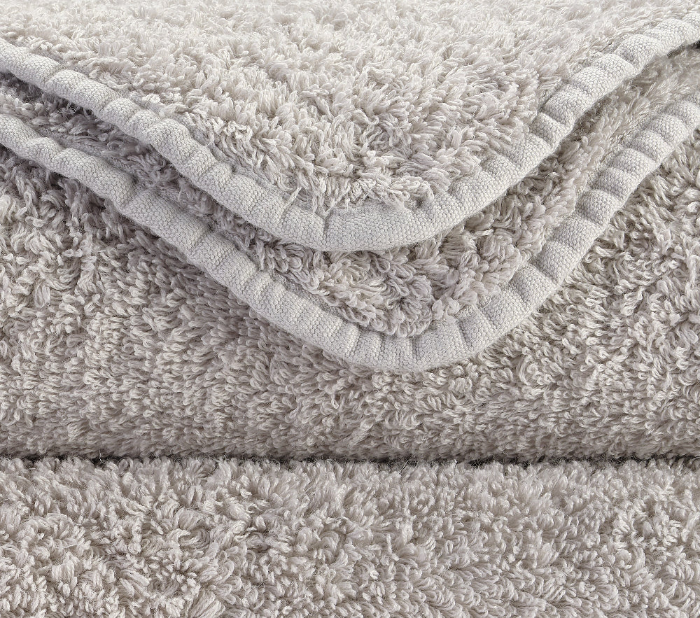 Premium towel set in the finest Giza 70 cotton in Peach – luxurious bathroom textiles at the Tiamont shop, a perfect match for refined bathroom furniture and stylish interiors. Handmade in Portugal. Premium towel set in the finest Giza 70 cotton in Grey – luxurious bathroom textiles from Tiamont, a perfect match for refined bathroom furniture and stylish interiors. Handmade in Portugal.