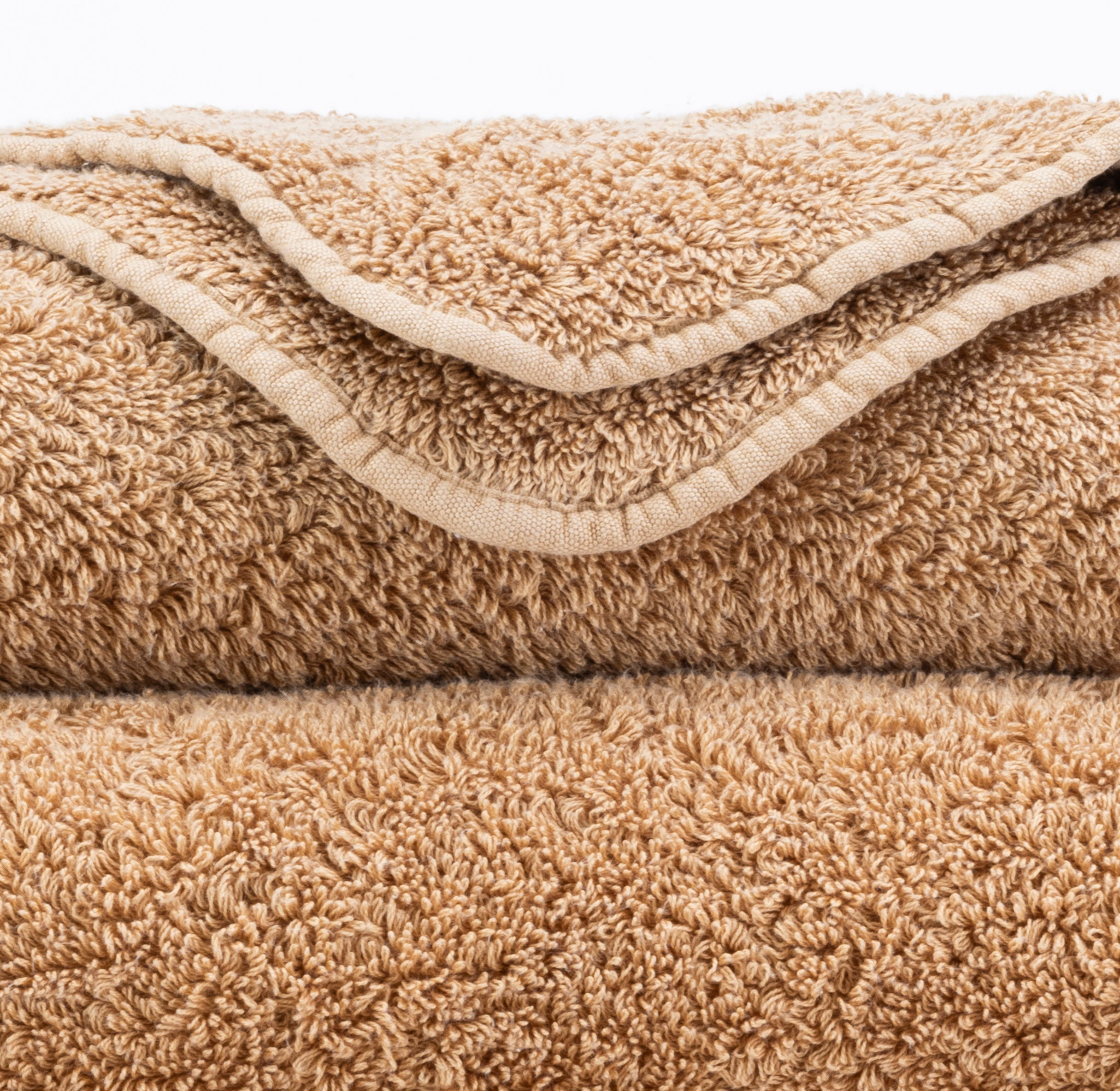 Premium towel set in the finest Giza 70 cotton in Hazelnut – luxurious bathroom textile at the Tiamont shop, matching refined bathroom furniture and stylish interiors.