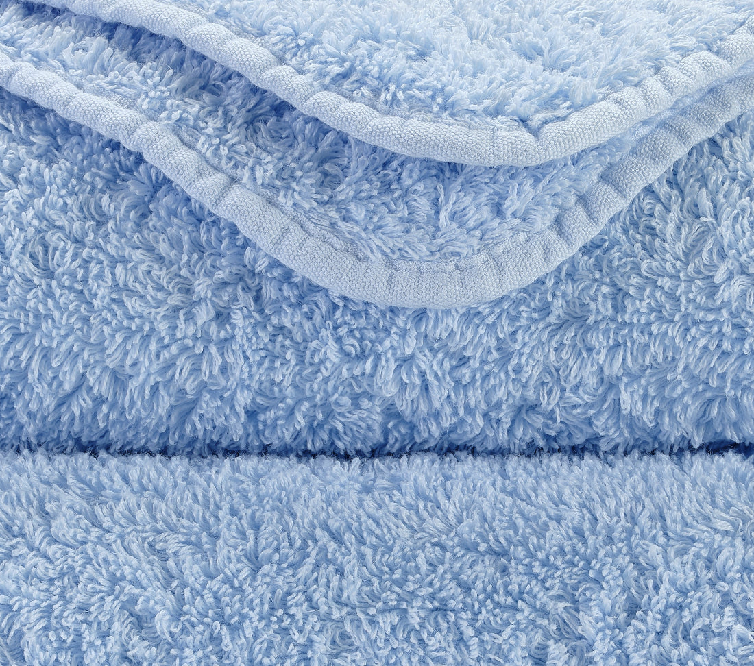 Premium towel set in the finest Giza 70 cotton in Light Blue – luxurious bathroom textiles at the Tiamont shop, a perfect match for refined bathroom furniture and stylish interiors. Handmade in Portugal. Premium towel set in the finest Giza 70 cotton in Grey – luxurious bathroom textiles from Tiamont, a perfect match for refined bathroom furniture and stylish interiors. Handmade in Portugal. 