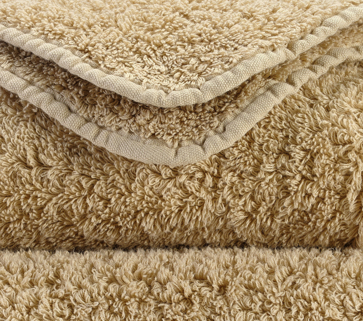 Premium towel set in finest Giza 70 cotton in Peach – luxurious bathroom textiles by Tiamont, matching refined bathroom furniture and stylish interiors. Handmade in Portugal.Premium towel set in finest Giza 70 cotton in Kashmir – luxurious bathroom textiles by Tiamont, matching refined bathroom furniture and stylish interiors. Handmade in Portugal.