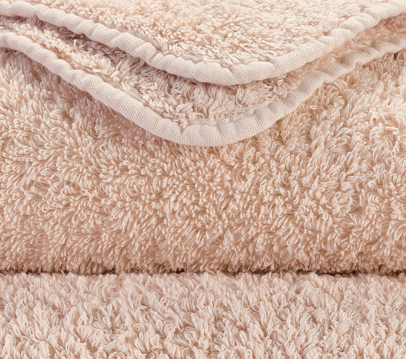 Premium towel set in the finest Giza 70 cotton in Peach – luxurious bathroom textiles from Tiamont, a perfect match for refined bathroom furniture and stylish interiors. Handmade in Portugal.Premium towel set in the finest Giza 70 cotton in Peach – luxurious bathroom textiles from Tiamont, a perfect match for refined bathroom furniture and stylish interiors. Handmade in Portugal.
