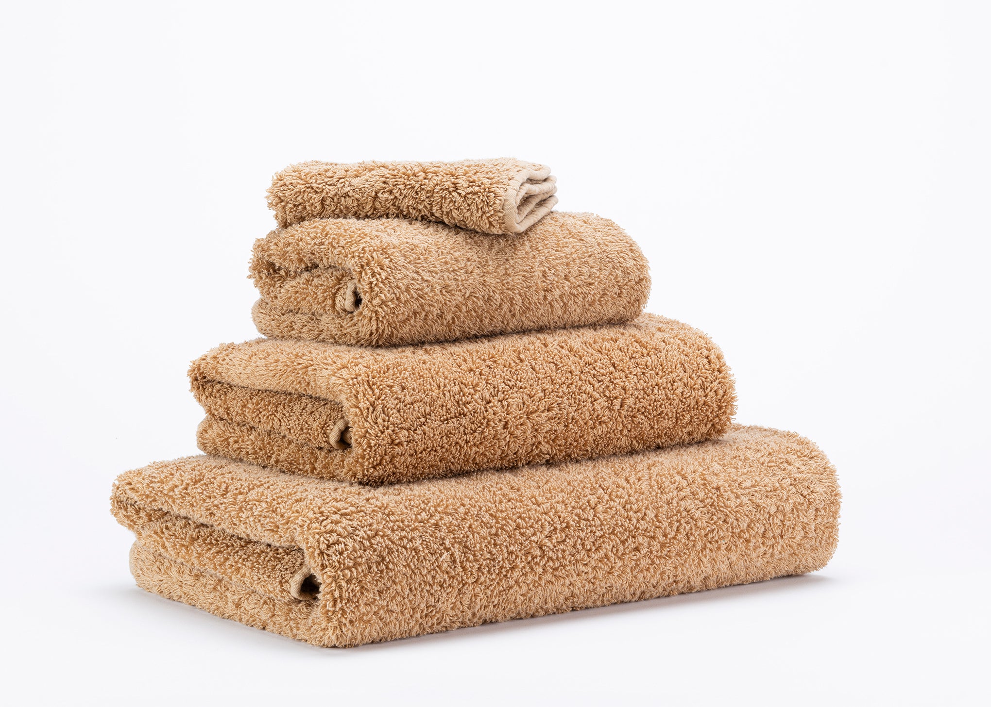 Premium towels in Egyptian Giza 70 cotton in Hazelnut – luxurious bathroom textile by Tiamont, matching refined bathroom furniture and stylish interiors.