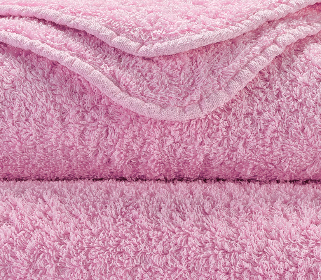 Premium towel set in the finest Giza 70 cotton in Pink – luxurious bathroom textile by Tiamont, matching refined bathroom furniture and stylish interiors. Handmade in Portugal. 