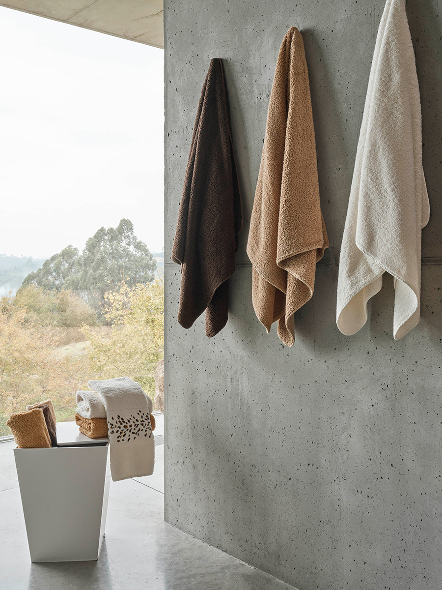 Premium towels in Egyptian Giza 70 cotton in Hazelnut – beige and brown at the Tiamont Online Boutique for refined bathroom design.