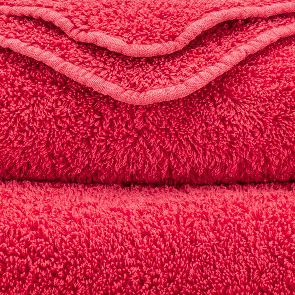 Detail der Super Pile Frottierschlingen in Viva Magenta 579 – ägyptische Baumwolle, 700 g/m²
