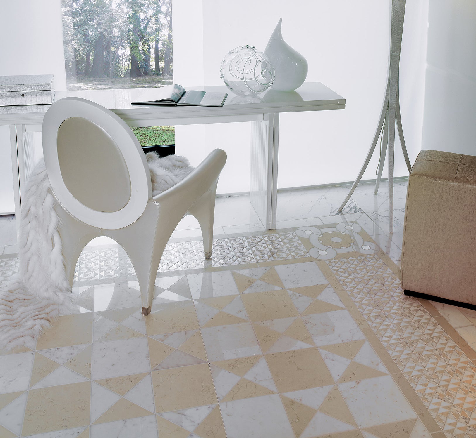 Discover high-quality marble tiles in Beige and marble mosaic tiles that lend your space a pleasant calm and elegance. Benefit from our service with guidance throughout your purchase at Tiamont. Perfect your bathroom with the luxurious marble tiles in Beige from Sicis® Italy. Also available with a matching basin with base cabinet in Beige.
