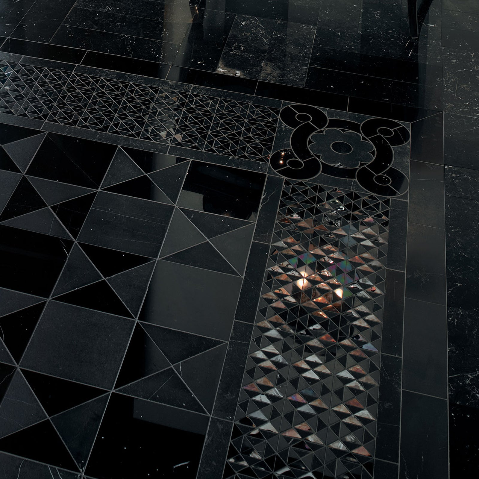 Black marble tiles with gold accents for luxurious bathrooms – from Tiamont. Elegant marble mosaic tiles for bathrooms, living rooms, terraces, spas, wellness areas and foyers. Buy online now. Also included: the finest marble tiles in Beige. Tiles as in the Scarface villa. Request expert advice now.  