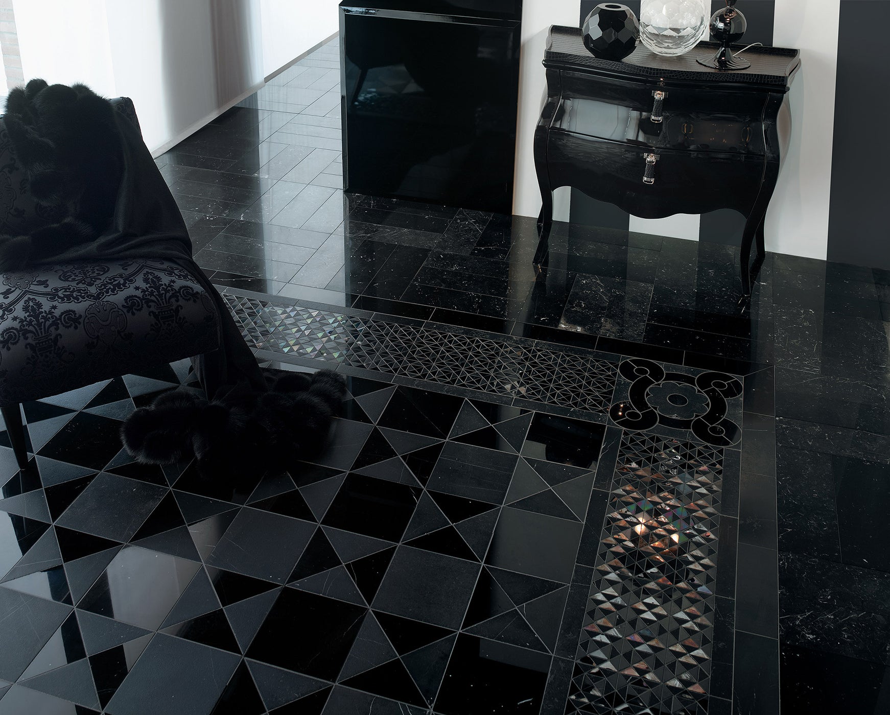 Black marble tiles with gold accents for luxurious bathrooms – from Tiamont. Elegant marble mosaic tiles for bathrooms, living rooms, terraces, spas, wellness areas and foyers. Buy online now. Design your space with tiles as in the Scarface villa. Request expert advice now.  