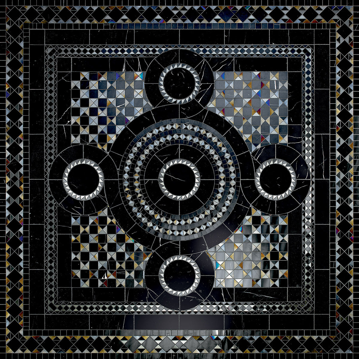 Black marble tile panel with gold accents for luxurious bathrooms – from Tiamont. Elegant marble mosaic tiles for bathrooms, living rooms, terraces, spas, wellness areas and foyers. Buy online now. Tiles as in the Scarface villa. Request expert advice now.  