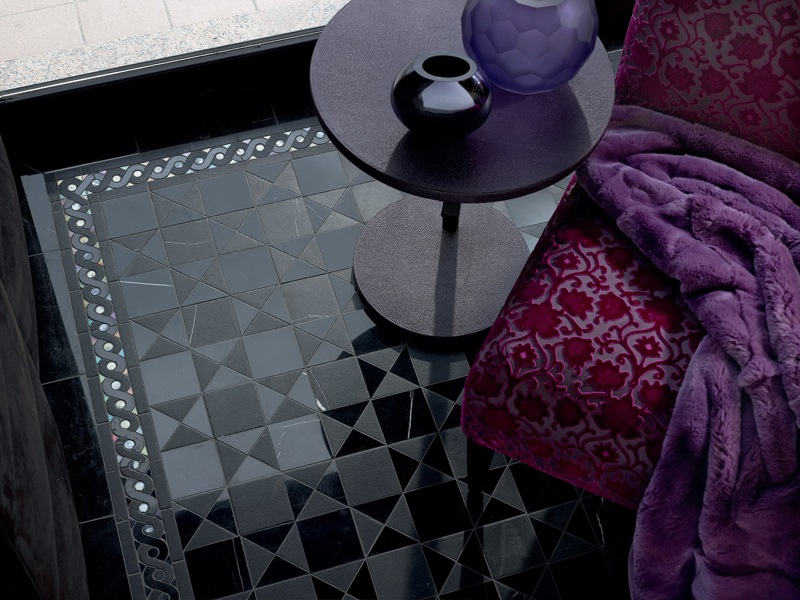 Black marble tiles with gold accents for luxurious bathrooms – from Tiamont. Elegant marble mosaic tiles for bathrooms, living rooms, terraces, spas, wellness areas and foyers. Buy online now. Tiles as in the Scarface villa. 