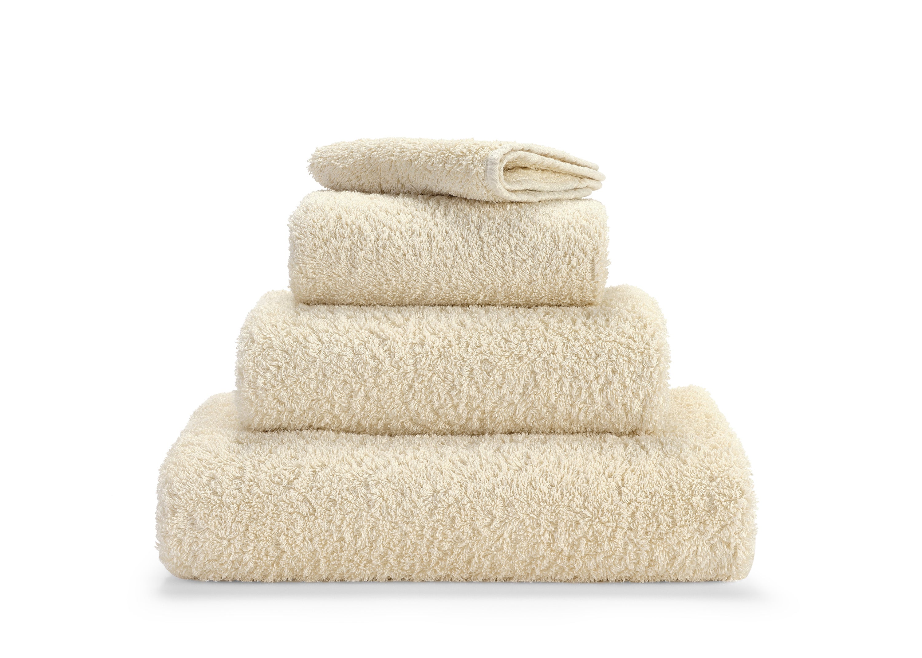 Premium towel set in finest Giza 70 cotton in Beige – luxurious terry towelling at the Tiamont shop, a perfect match for refined bathroom furniture and stylish interiors. Handmade in Portugal. 