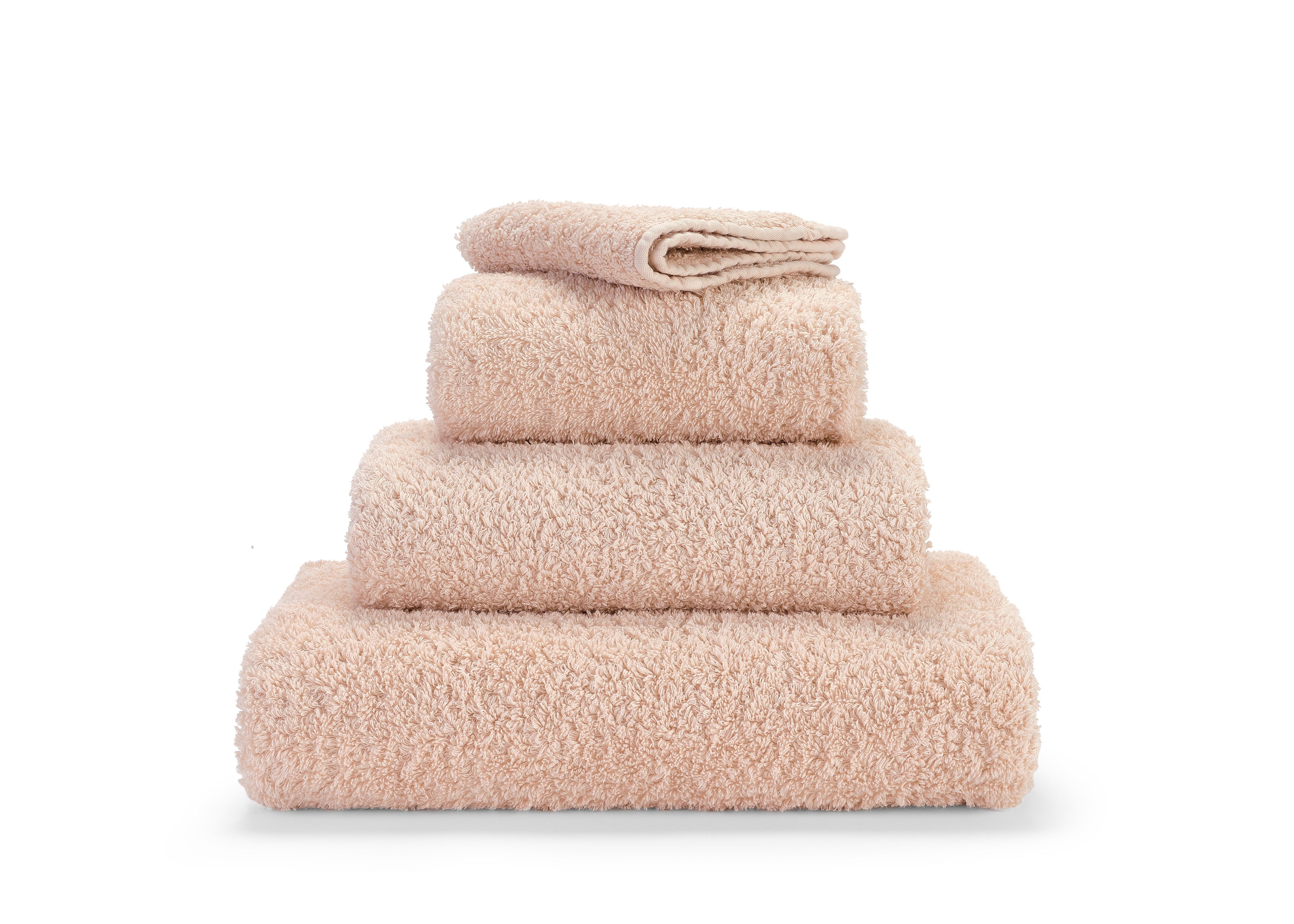 Premium towel set in finest Giza 70 cotton in peach – luxurious terry towelling from Tiamont, a perfect match for refined bathroom furniture and stylish interiors. Handcrafted in Portugal.