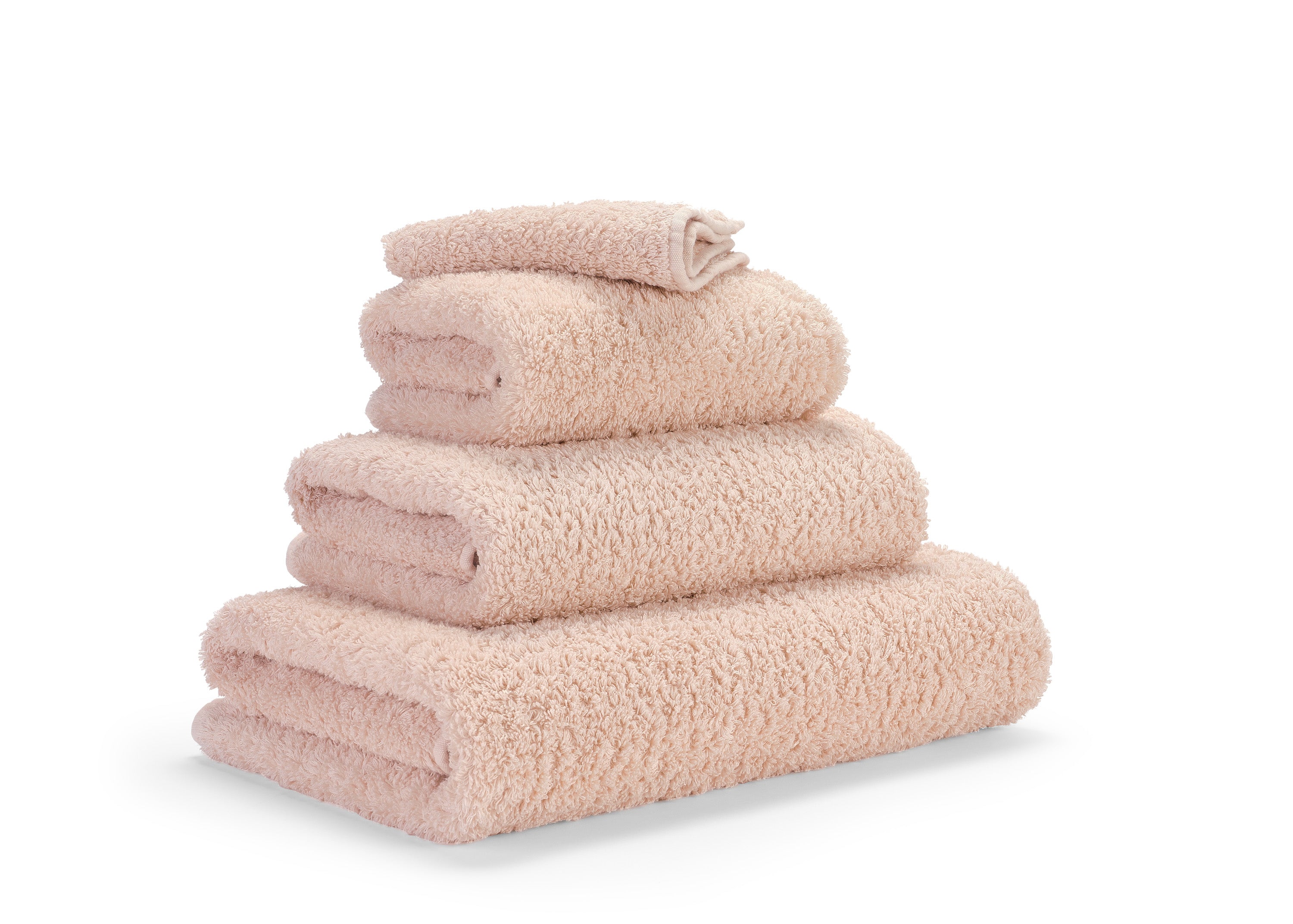 Premium towels in Egyptian Giza 70 cotton in Peach – luxurious bathroom textile by Tiamont, matching refined bathroom furniture and stylish interiors. Handmade in Portugal.