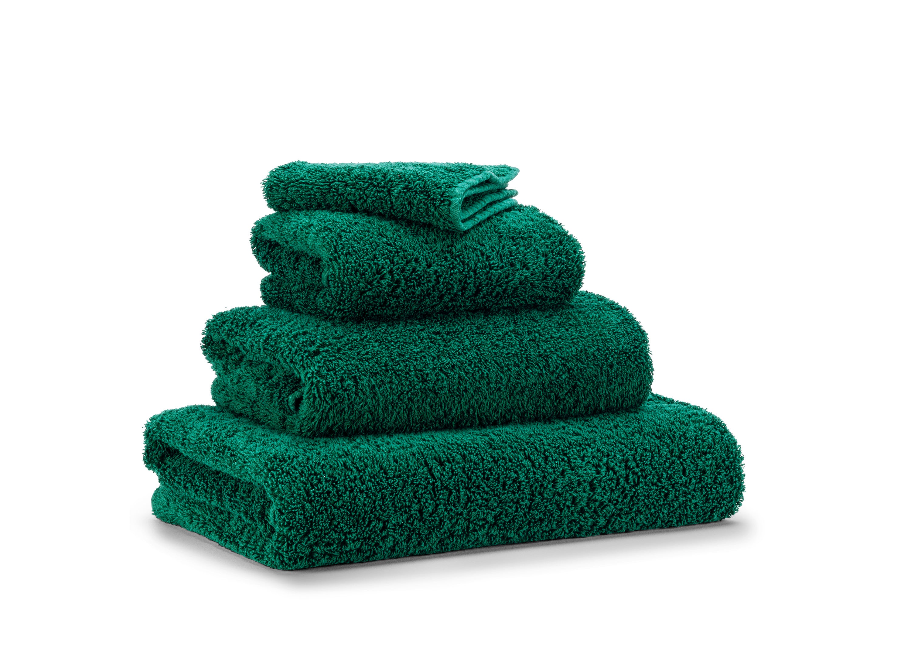 Premium towels in Egyptian Giza 70 cotton in Emerald/Green – luxurious bathroom textile by Tiamont, matching refined bathroom furniture and stylish interiors.